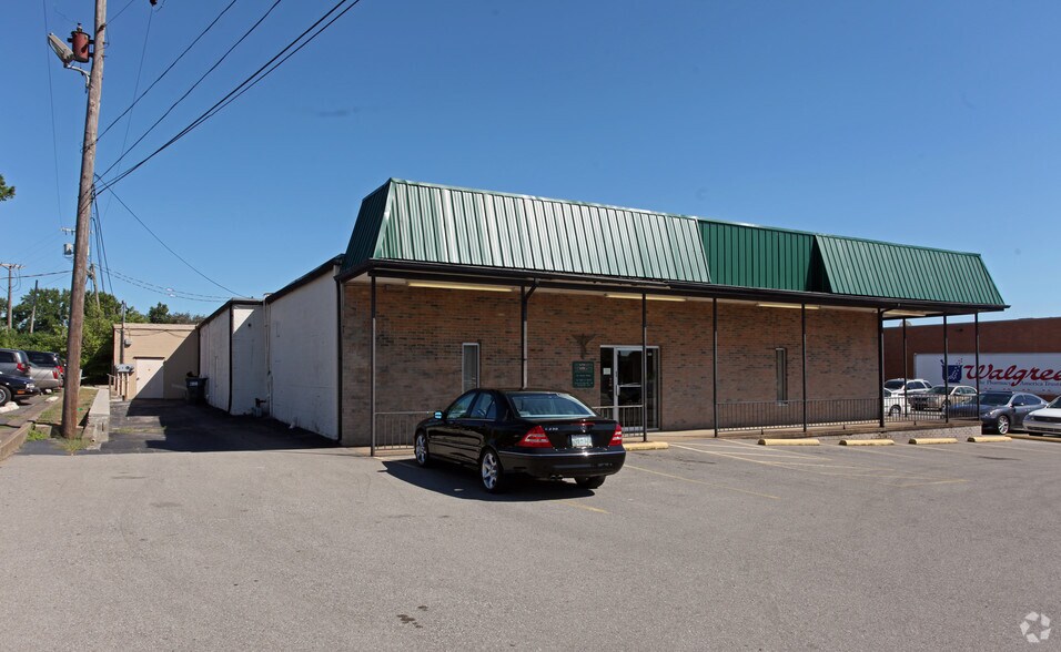 2121 Wilma Rudolph Blvd, Clarksville, TN à louer - Photo du bâtiment - Image 2 de 10
