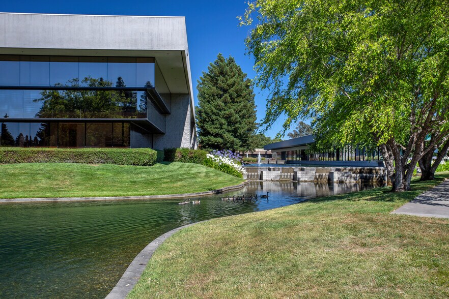 70 Stony Point Rd, Santa Rosa, CA à louer - Photo du bâtiment - Image 3 de 3