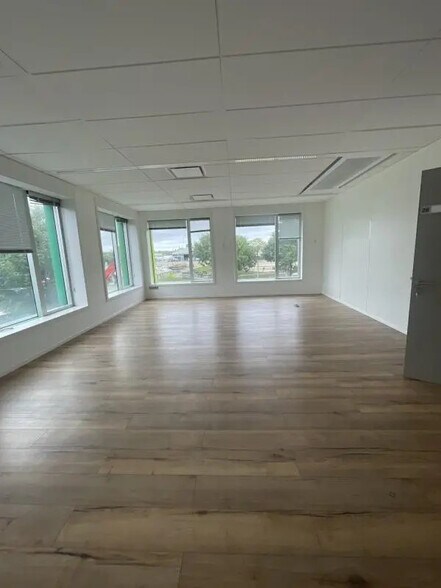 Bureau dans Nanterre à louer - Photo du bâtiment - Image 2 de 21