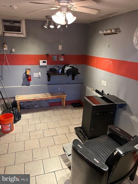 5748 Chestnut St, Philadelphia, PA for lease - Interior Photo - Image 2 of 5