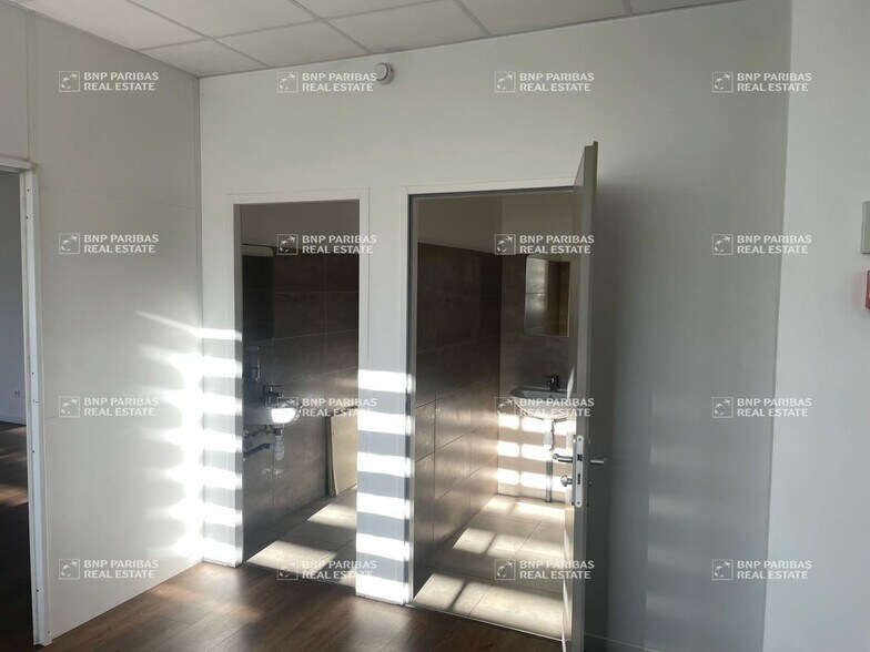 Flex in Aix-en-Provence for lease - Building Photo - Image 3 of 9