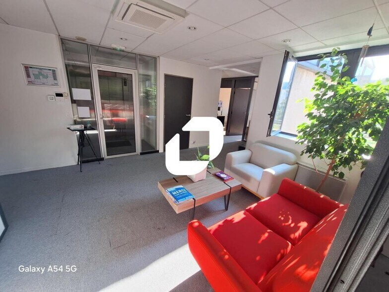 55 Rue D'Aguesseau, Boulogne-Billancourt for lease - Interior Photo - Image 2 of 9