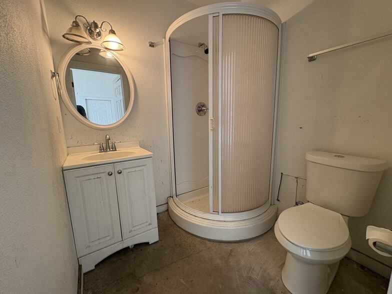 152 152(B) Pine Tree Loop, Bastrop, TX for lease - Interior Photo - Image 2 of 5