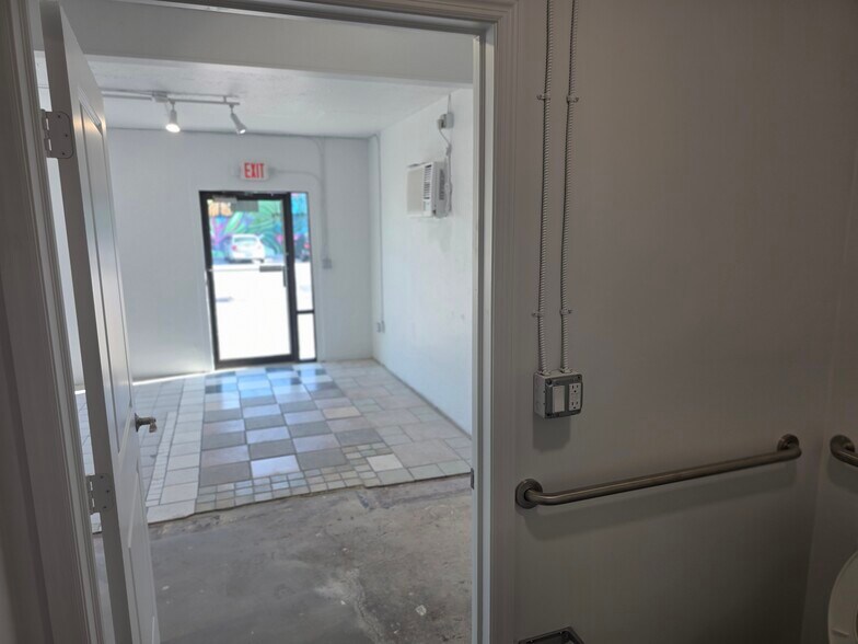 5052 Haines Rd N, Saint Petersburg, FL à louer - Photo du bâtiment - Image 2 de 13