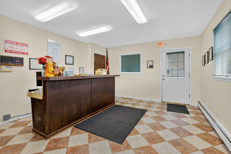 202 Woodland Dr, Lincroft, NJ for sale - Lobby - Image 2 of 24