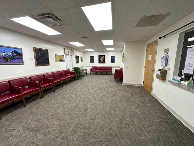 2 Emma Ln, Clifton Park, NY for lease - Interior Photo - Image 2 of 11