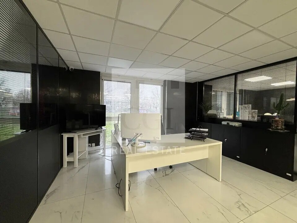 Bureau dans Bron à louer Photo du bâtiment- Image 1 de 21