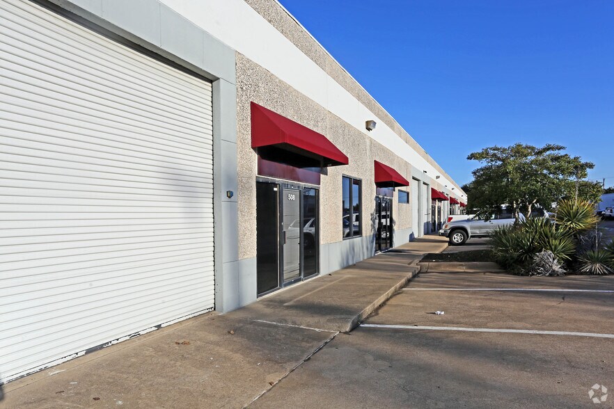 1000 Post and Paddock Ln, Grand Prairie, TX à louer - Photo du bâtiment - Image 3 de 5