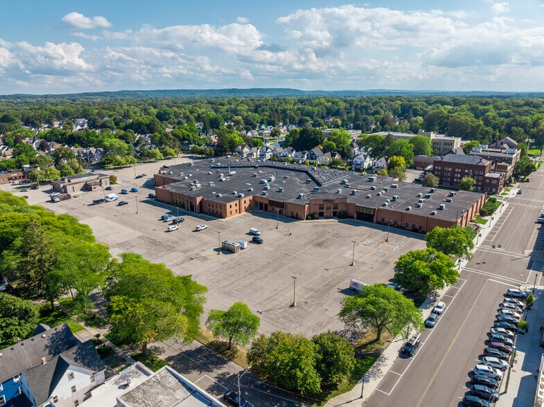 300 Main St, East Rochester, NY à louer - Photo du bâtiment - Image 2 de 36