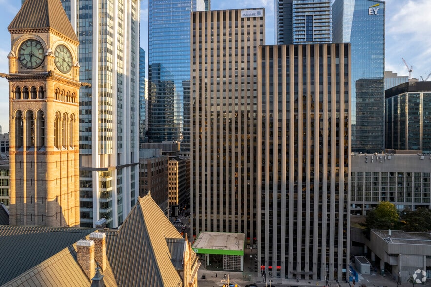 65 Queen St W, Toronto, ON à louer - Photo du bâtiment - Image 2 de 5