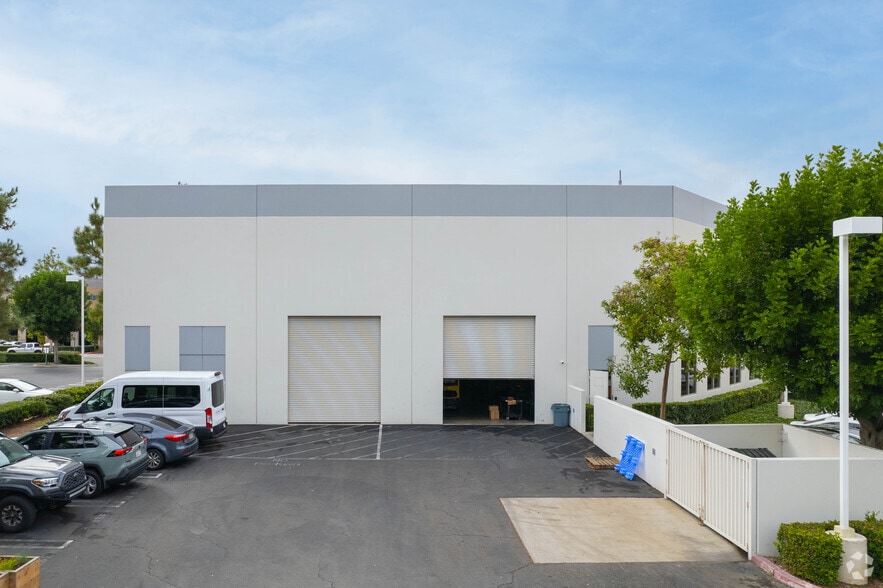 18 Bunsen, Irvine, CA à vendre - Photo du bâtiment - Image 2 de 8