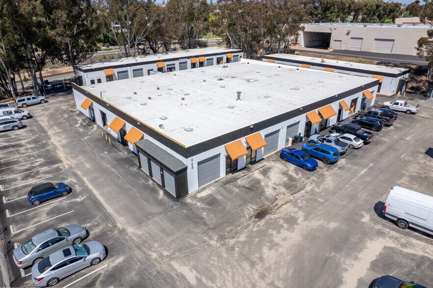 960 E Rancheros Dr, San Marcos, CA à louer - Photo du bâtiment - Image 2 de 8