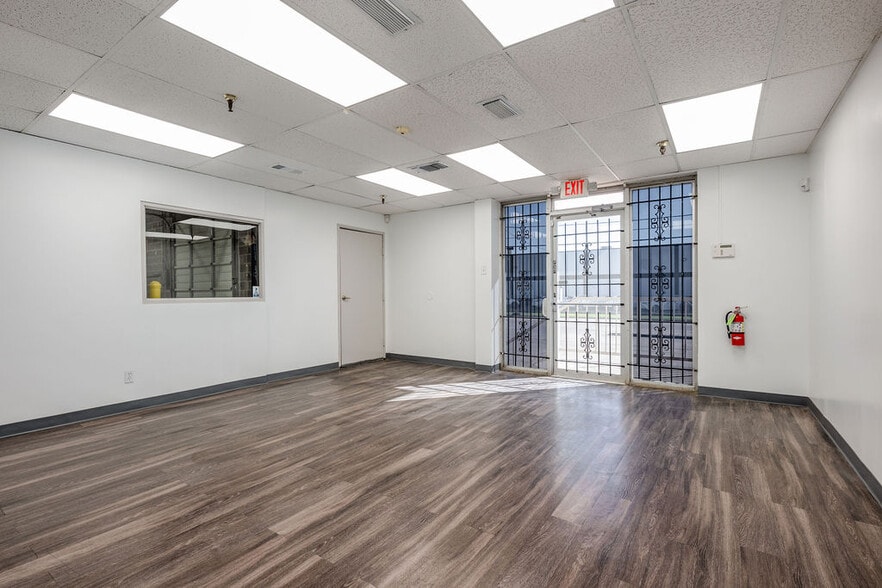 11233-11251 Leo Ln, Dallas, TX à louer - Photo du bâtiment - Image 3 de 8