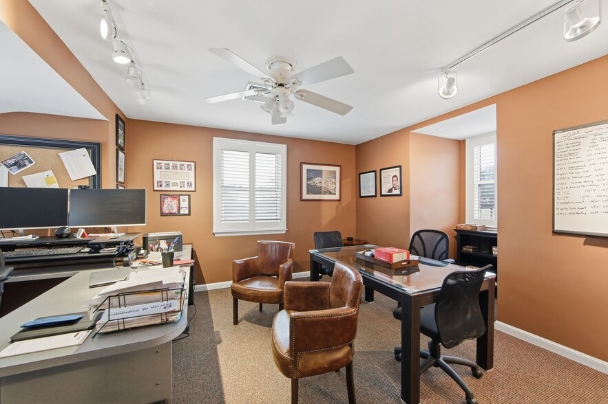 4024 West Chester Pike, Newtown Square, PA for lease - Building Photo - Image 1 of 23