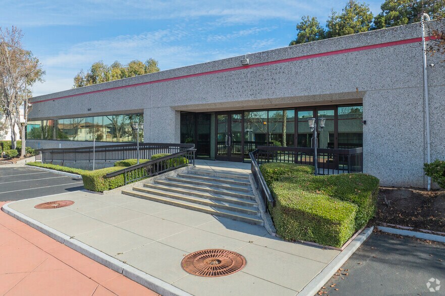 105 Fourier Ave, Fremont, CA à louer - Photo du bâtiment - Image 2 de 7