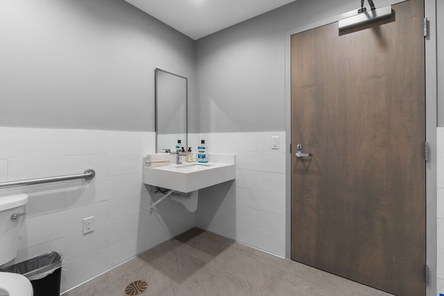 18389 Orchard Trl, Lakeville, MN for lease - Interior Photo - Image 2 of 64