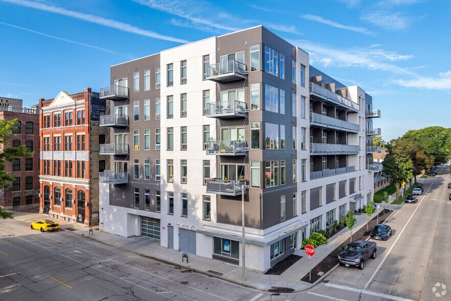 211 W Mineral St, Milwaukee, WI à louer - Photo du bâtiment - Image 2 de 47