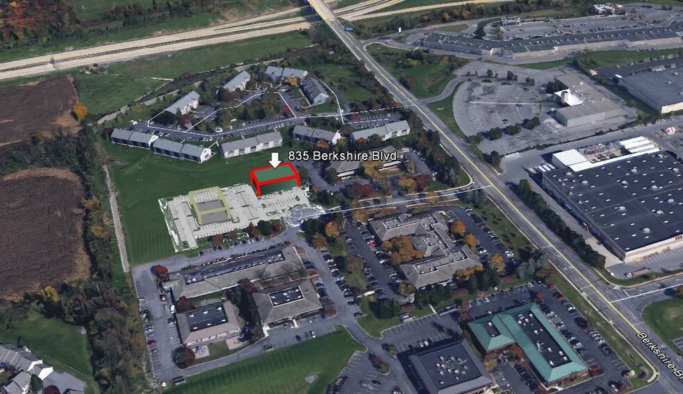 835 Berkshire Blvd, Wyomissing, PA à louer - Photo du bâtiment - Image 1 de 5