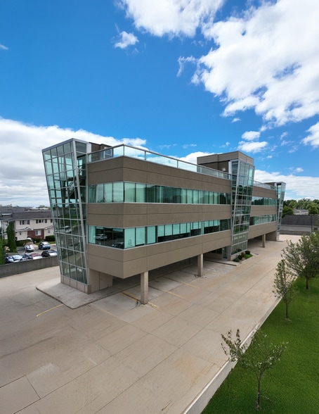 400 E Big Beaver Rd, Troy, MI for sale - Building Photo - Image 1 of 1
