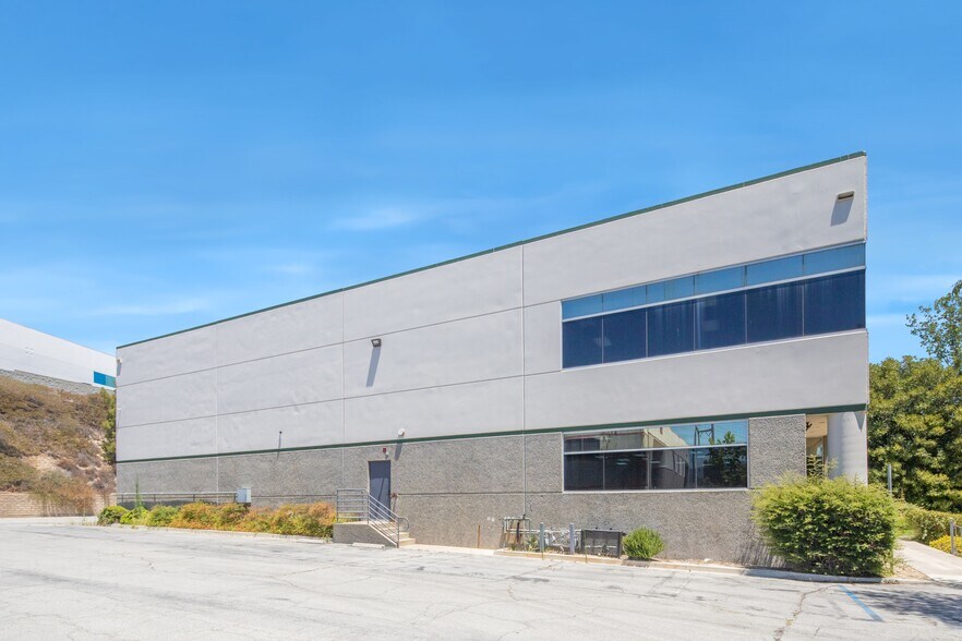 25167-25169 Anza Dr, Valencia, CA à vendre - Photo du bâtiment - Image 3 de 24