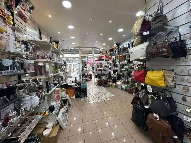 Retail in Lyon for lease - Interior Photo - Image 2 of 3