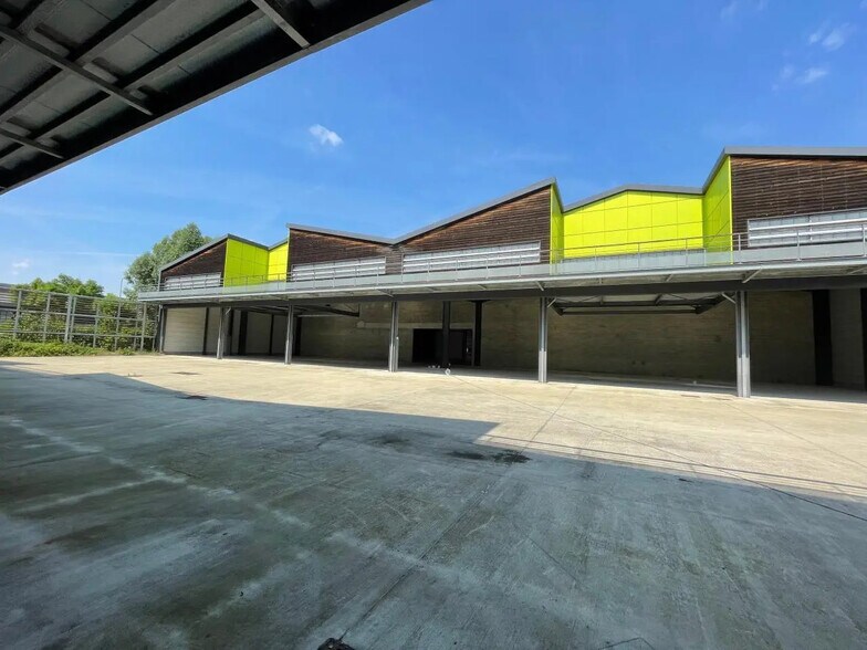 Flex dans Cormeilles-en-Parisis à louer - Photo du bâtiment - Image 3 de 5