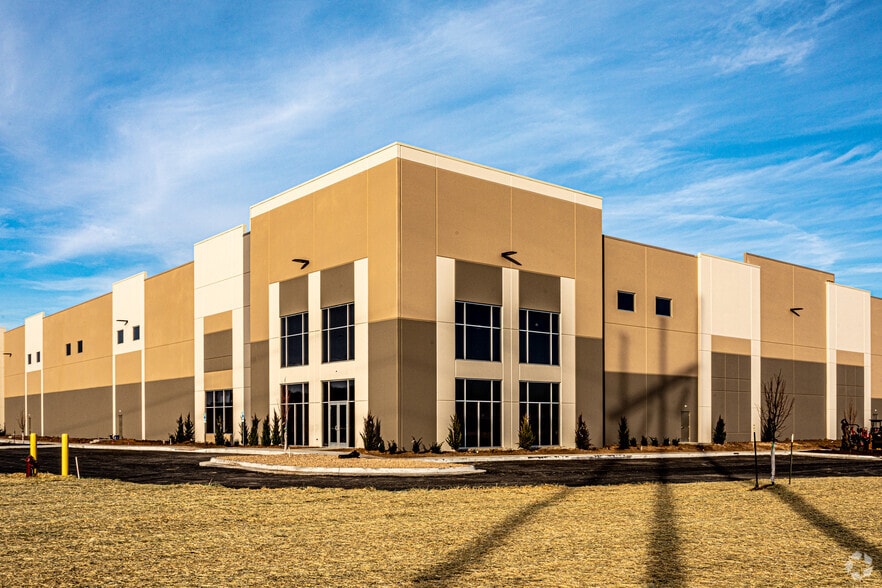 2601 Hughes Rd, Liberty, MO for lease - Primary Photo - Image 1 of 6