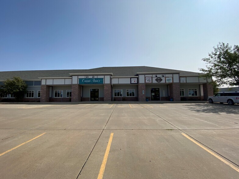 600 N Cliff Ave, Harrisburg, SD à vendre - Photo du bâtiment - Image 1 de 1