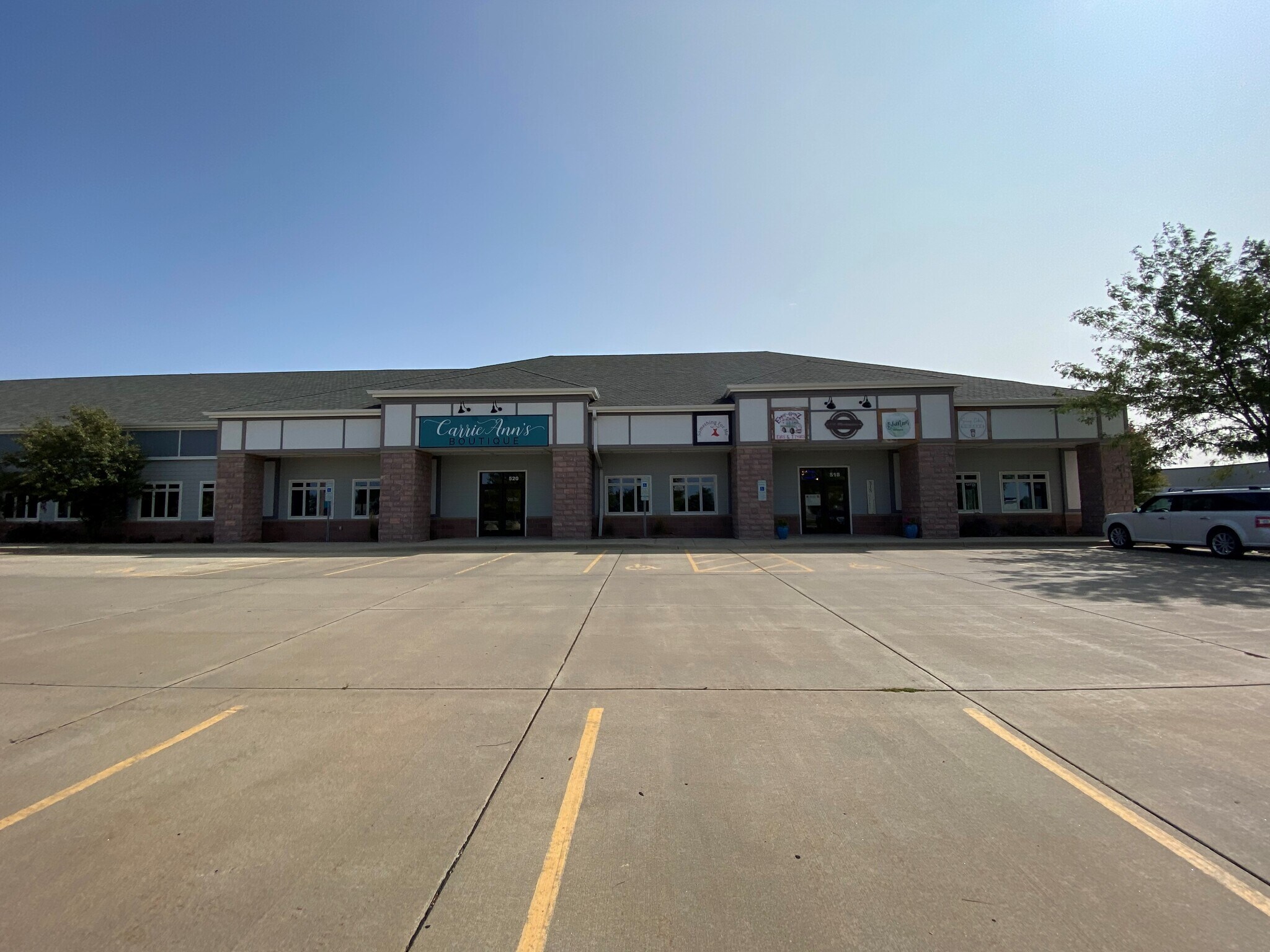 600 N Cliff Ave, Harrisburg, SD à vendre Photo du bâtiment- Image 1 de 1