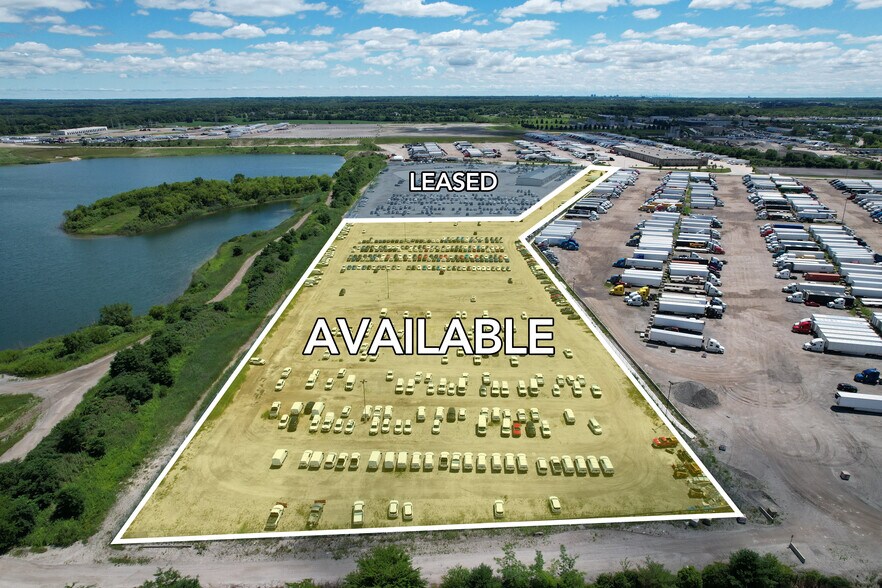 900 Christina Dr, East Dundee, IL à louer - Photo du bâtiment - Image 2 de 3