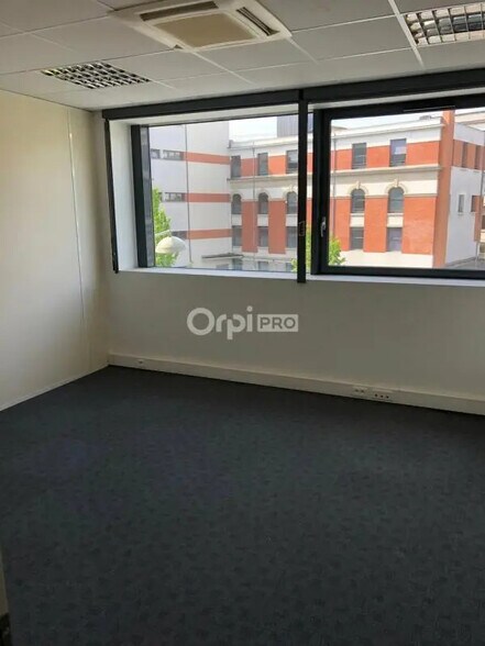 Office in Reims for lease - Interior Photo - Image 3 of 10