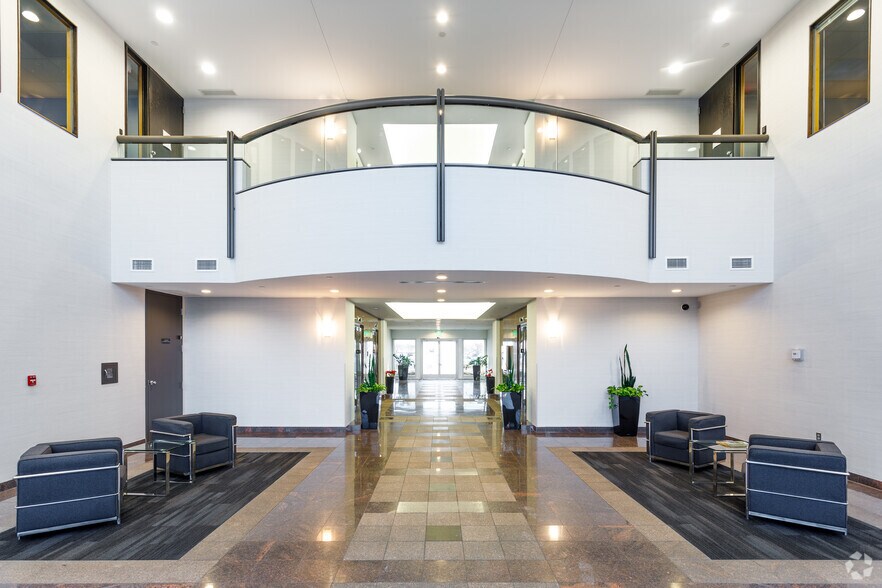 38705 7 Mile Rd, Livonia, MI à louer - Hall d’entrée - Image 3 de 17