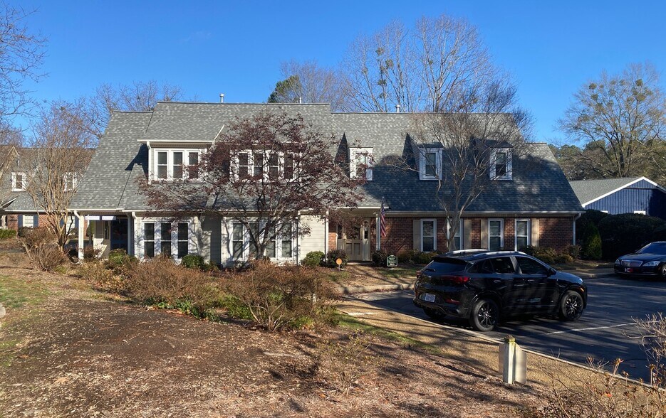 5106 Bur Oak Cir, Raleigh, NC à louer - Photo du bâtiment - Image 2 de 3