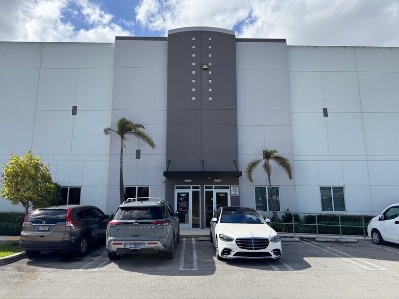 8565 W 44th Ave, Hialeah, FL à vendre - Photo du bâtiment - Image 3 de 28