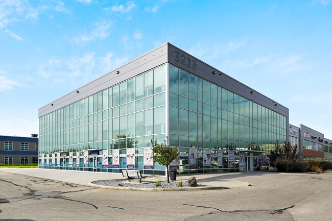 Plus de détails pour 3223 5 Av NE, Calgary, AB - Bureau à vendre