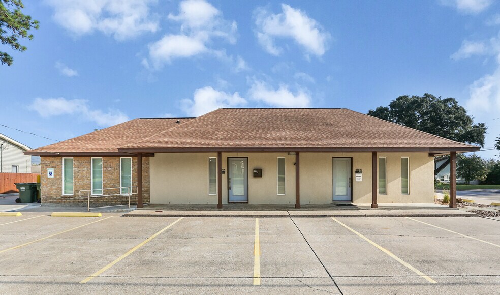 1807 Grand Ave, Liberty, TX à louer - Photo du bâtiment - Image 2 de 11