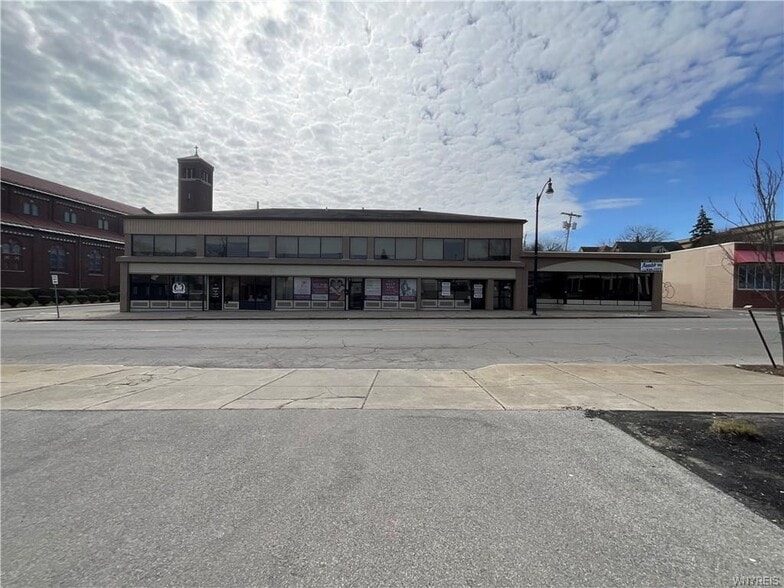 1329 Pine Ave, Niagara Falls, NY à vendre - Photo du bâtiment - Image 2 de 15