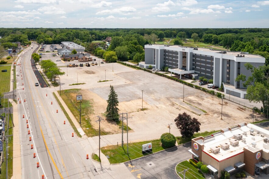 5855 Monroe St, Sylvania, OH à vendre - Photo du bâtiment - Image 2 de 5