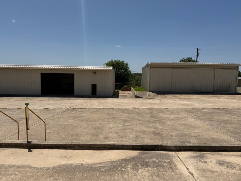 161 County Road 777, Devine, TX for sale - Building Photo - Image 2 of 18