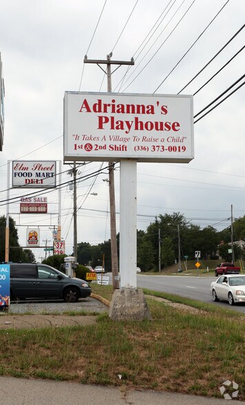 3009 S Elm Eugene St, Greensboro, NC à louer - Photo du bâtiment - Image 2 de 3