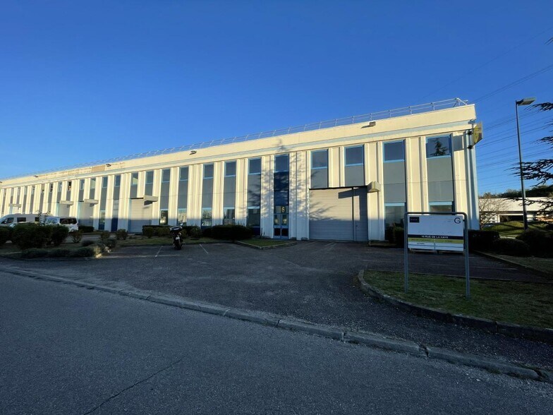 Industrial in Saint-Quentin-Fallavier for sale - Building Photo - Image 2 of 17