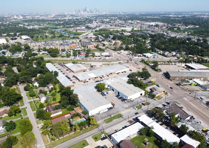 2820 Broad St, Houston, TX for lease - Building Photo - Image 2 of 7