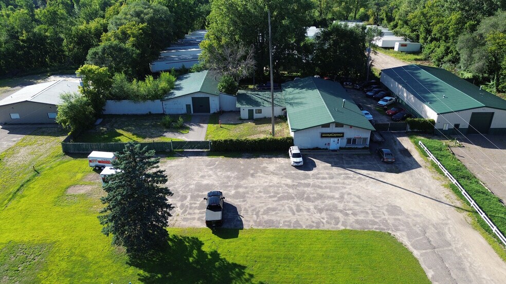 6943 Lake Dr, Circle Pines, MN à louer - Photo du bâtiment - Image 2 de 3