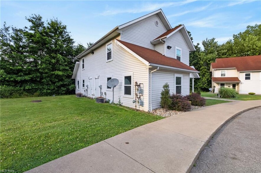 2814 Vestal Rd portfolio of 2 properties for sale on LoopNet.ca - Building Photo - Image 3 of 8