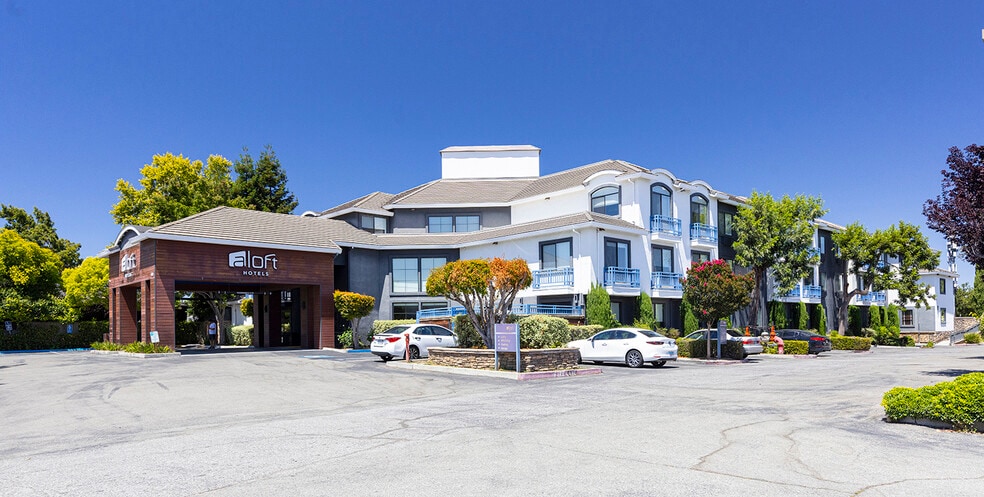 Moorpark Crossings portfolio of 4 properties for sale on LoopNet.ca - Building Photo - Image 1 of 7