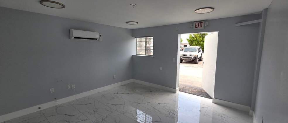 10971 K Nine Dr, Bonita Springs, FL for lease - Interior Photo - Image 2 of 4