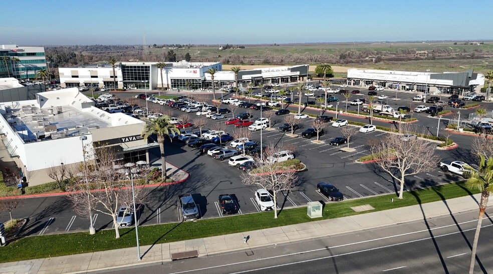 7845 N Palm Ave, Fresno, CA for lease - Building Photo - Image 1 of 5