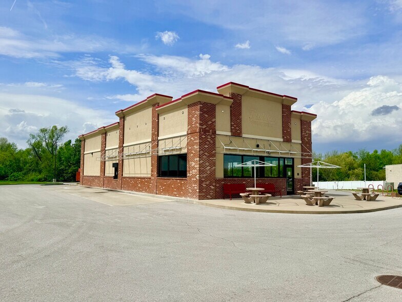 500 N Giant City Rd, Carbondale, IL à louer - Photo du bâtiment - Image 3 de 21