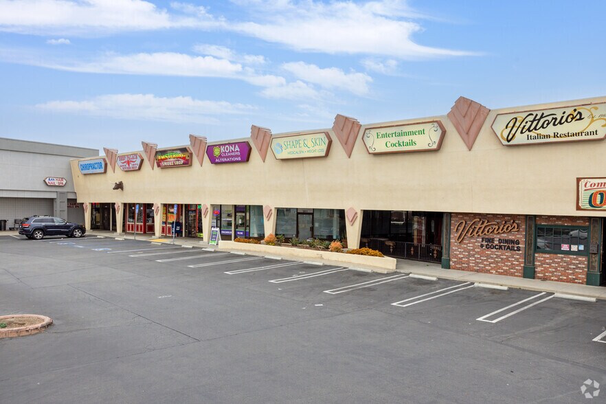 5881-5965 Warner Ave, Huntington Beach, CA à louer - Photo du bâtiment - Image 2 de 6