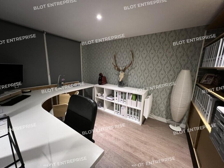 Flex in La Mézière for lease - Interior Photo - Image 3 of 8